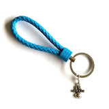 Llavero azul claro con colgante deportivo