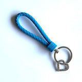 Llavero azul claro con colgante deportivo