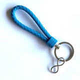 Llavero azul claro con colgante deportivo