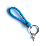 Llavero azul claro con colgante deportivo