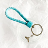 Llavero azul claro con colgante deportivo